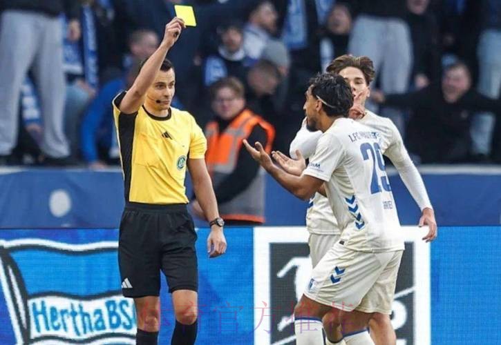 球员庆祝时跳广告牌 掉到1层楼高的深坑：希特勒在任时德国人挖的